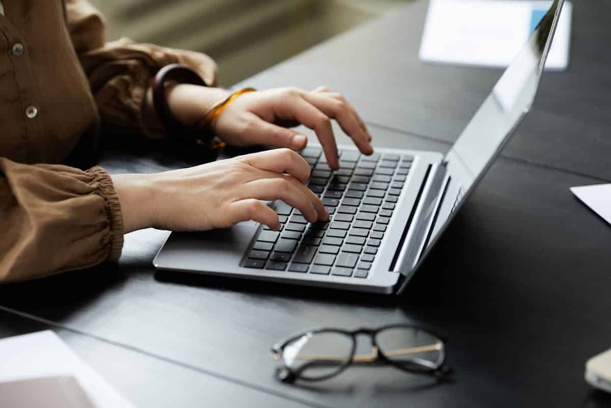 Warum zeigt mein PC nur einen schwarzen Bildschirm