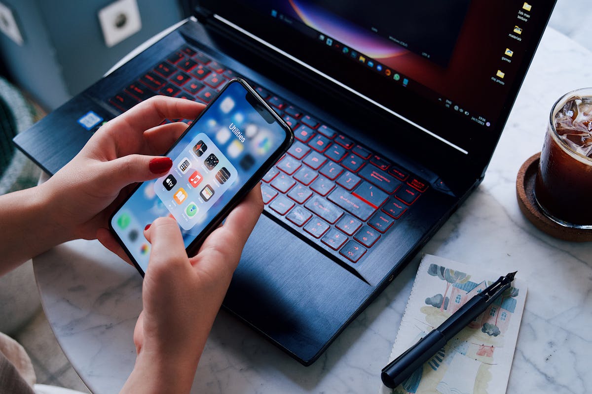 Warum flackert mein Laptop Display bei bestimmten Programmen