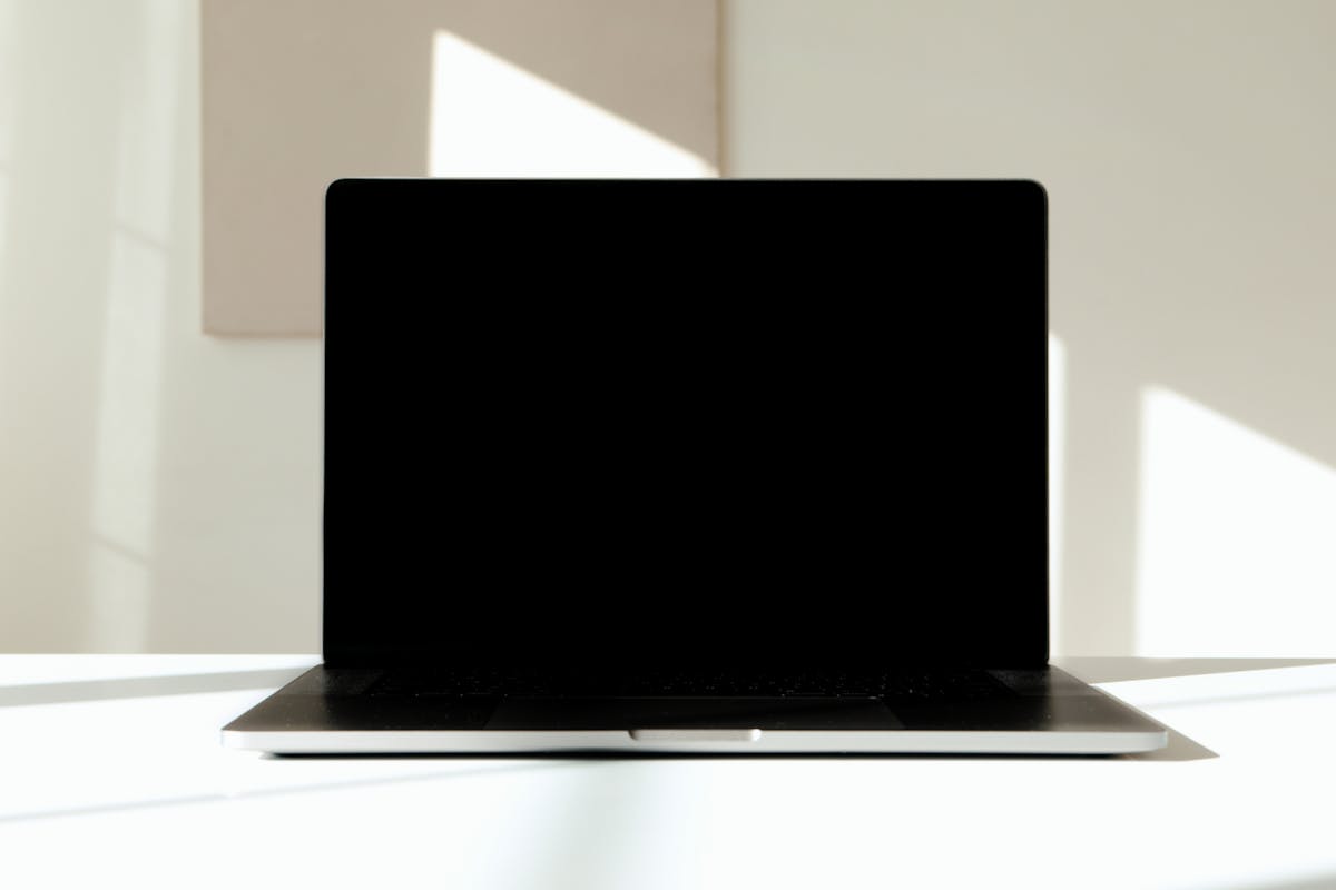 Bildschirm bleibt schwarz beim Start von Windows 11