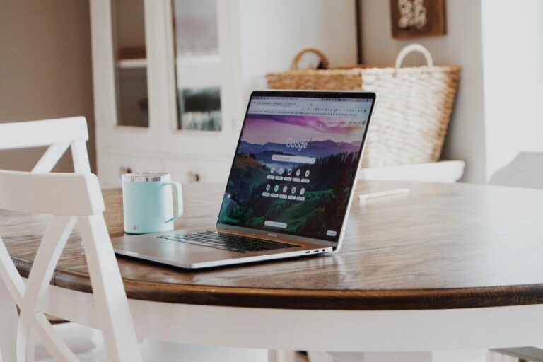 Ergonomische Tastatur mit Handballenauflage für komfortables Arbeiten